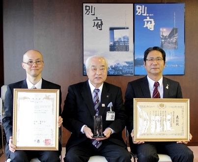 受賞トロフィーを手にする浜田博 別府市長（写真中） 別府市役所にて（2015年2月）